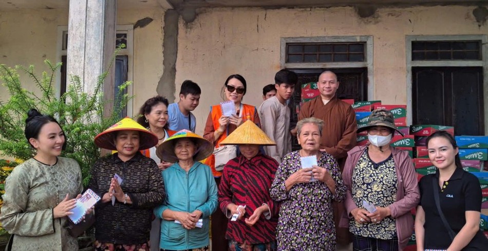 ĐOàn từ thiện chùa Vạn Phước và Pháp Vân trao quà tại TP.Huế và TP.Đà Nẵng