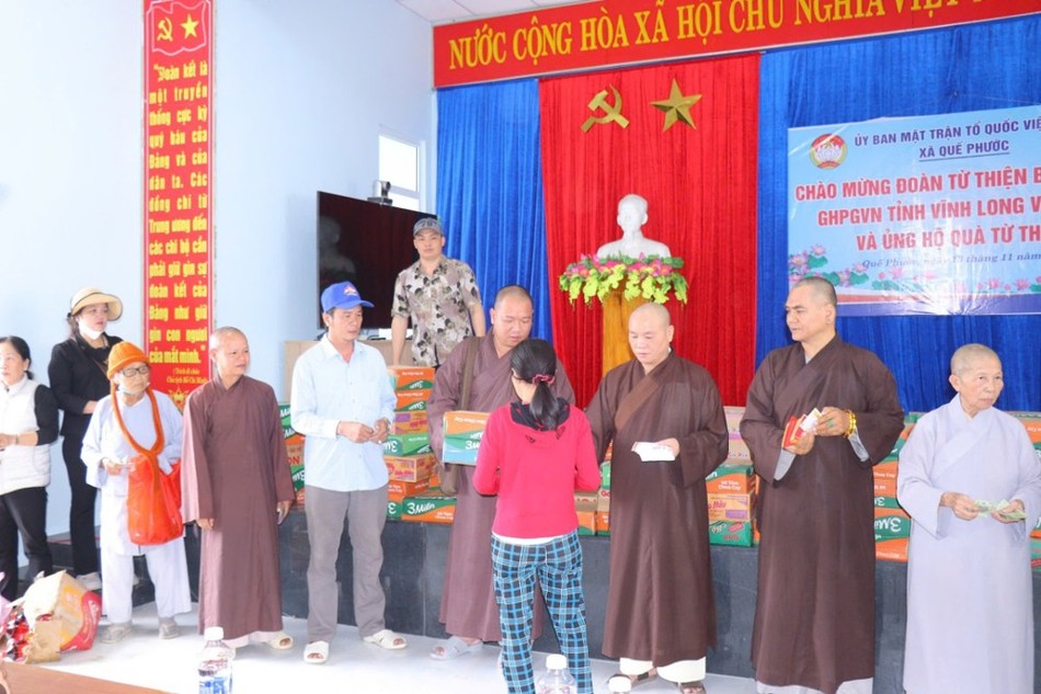 Đoàn đã trực tiếp đến xã Quế Phước trao quà đến bà con