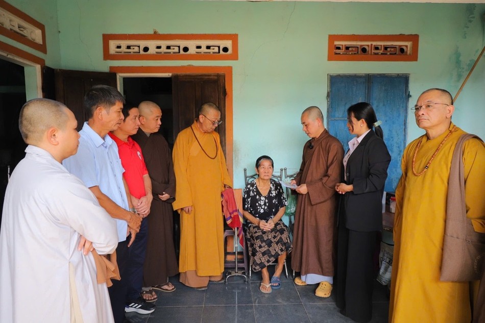 Đoàn thăm và trao quà đến hộ khó khăn tại xã Long Phụng, tỉnh Quảng Ngãi