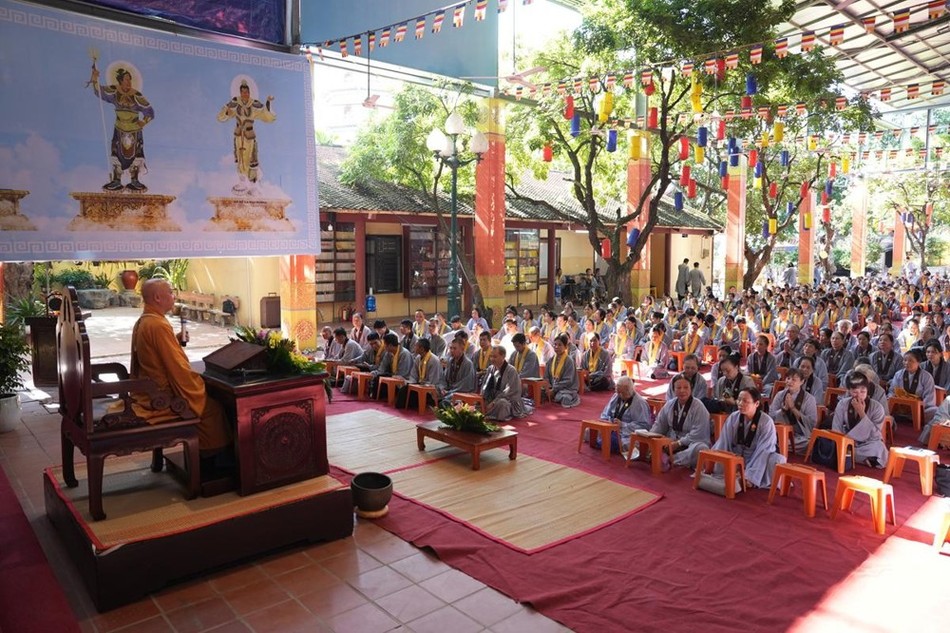 Thượng tọa Thích Chiếu Tuệ thuyết giảng tại khóa tập huấn Thượng tọa Thích Chiếu Tuệ thuyết giảng tại khóa tập huấn