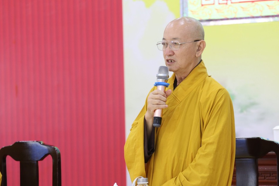 Thượng tọa Thích Quảng Tâm phát biểu tại buổi họp