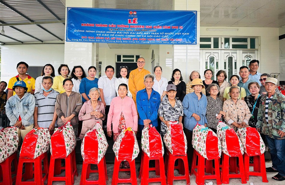 Ban Từ thiện xã hội Phật giáo TP.HCM và chùa Tường Nguyên trao quà đến bà con khó khăn xã Tiên Thủy, tỉnh Vĩnh Long - Ảnh: TN