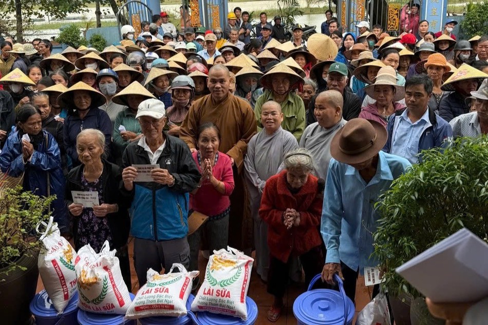 Đoàn trao quà đến bà con vùng bão lụt tại địa điểm chùa Khánh Vân (P.Quảng Điền)