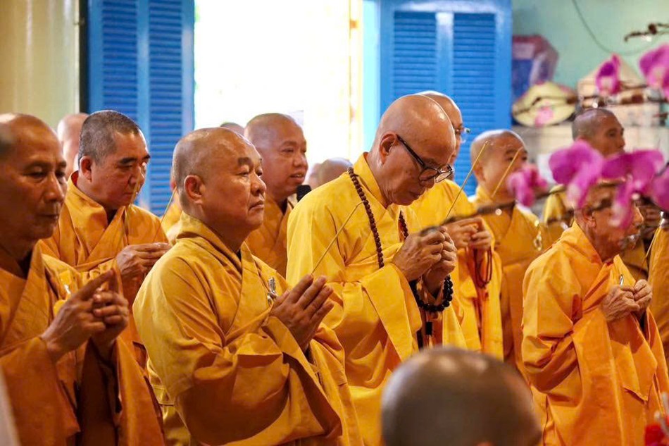 Chư tôn giáo phẩm, Tăng, Ni các tự viện thắp nén tâm hương tưởng niệm Chư tôn giáo phẩm, Tăng, Ni các tự viện thắp nén tâm hương tưởng niệm