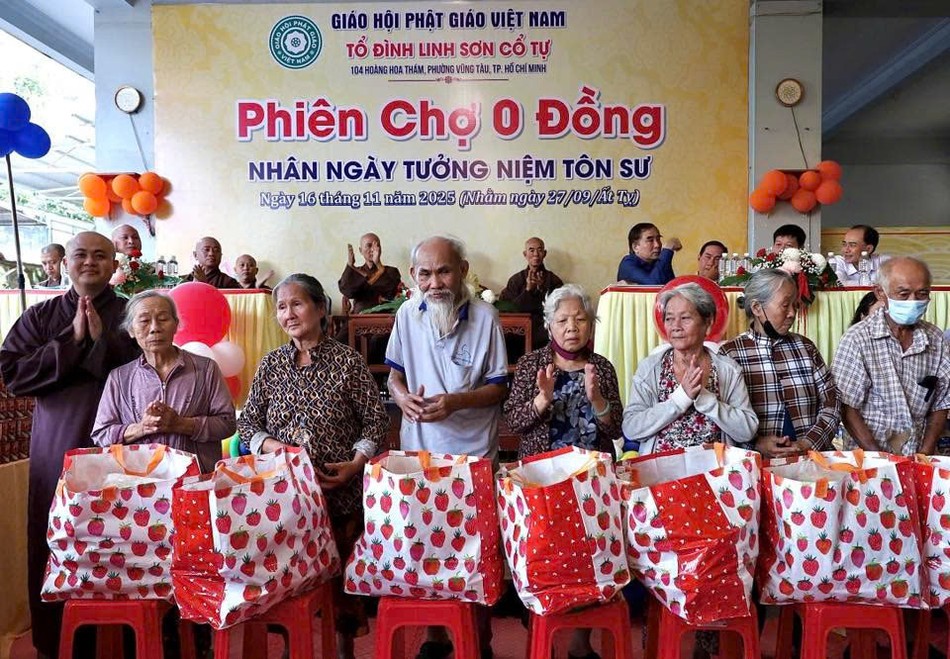 Đại đức Thích Huệ Thảo trao quà đến bà con khó khăn, tại Phiên chợ 0 đồng