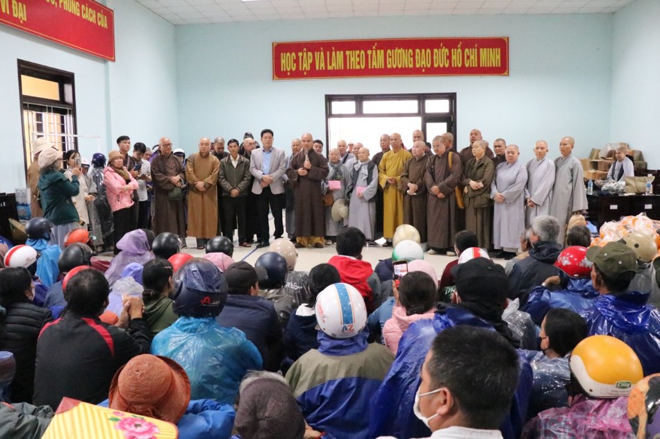 Đoàn chia sẻ với bà con vùng bão lũ TP.Huế