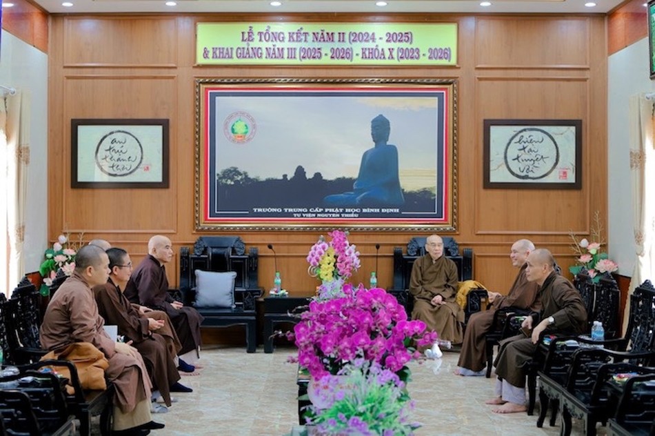 Đoàn Học viện Phật giáo VN tại Huế thăm Trường Trung cấp Phật học Nguyên Thiều