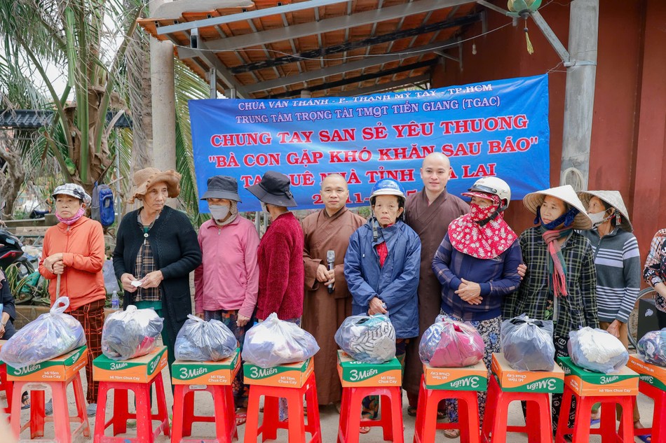 Đoàn trao tặng quà đến bà con vùng bão lũ tại điểm trao chùa Phó Thọ, P.Quy Nhơn Tây, Gia Lai