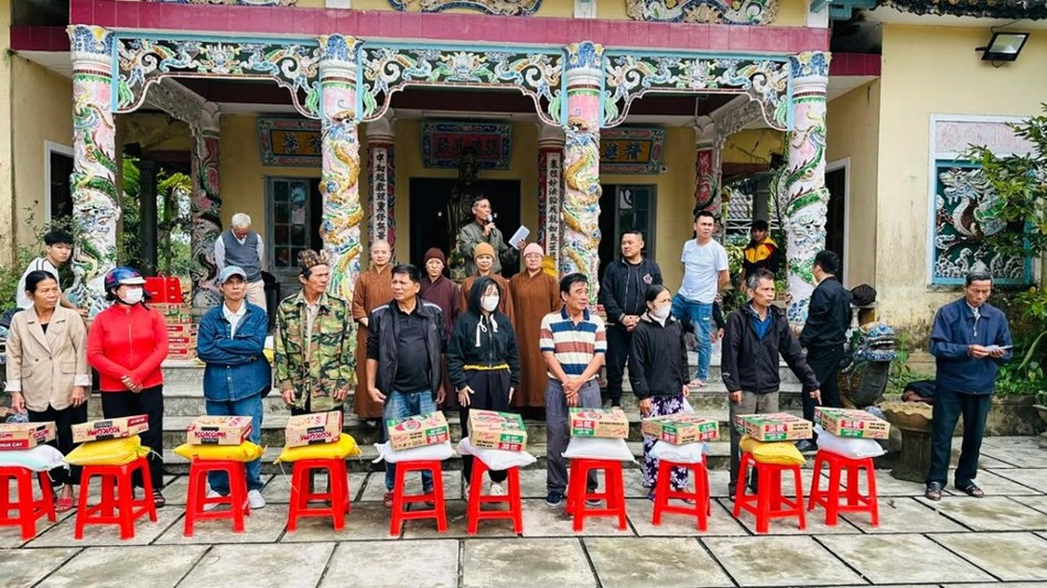 Đoàn trao quà đến bà con khó khăn