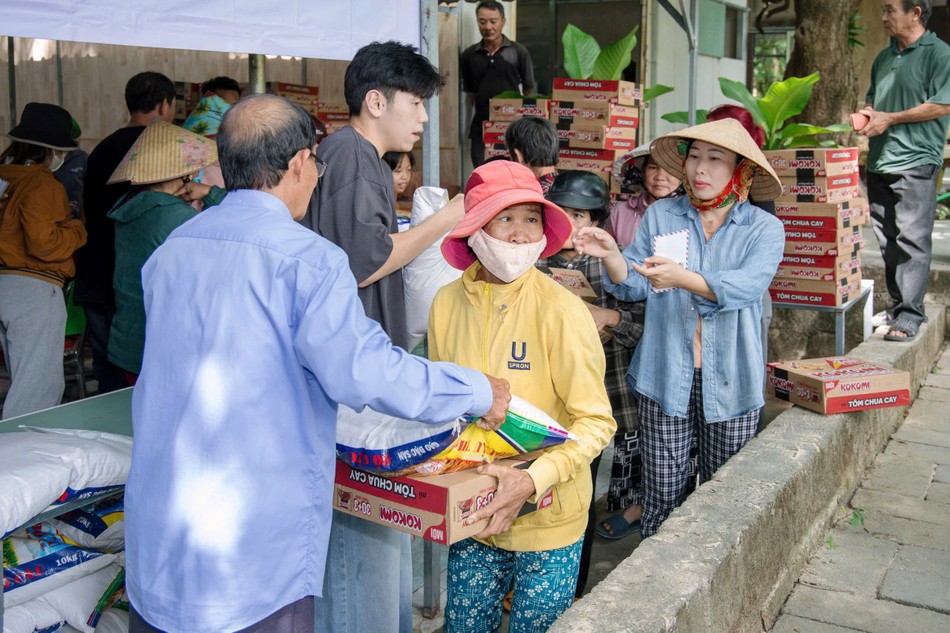 Thành viên đoàn trao quà đến bà con