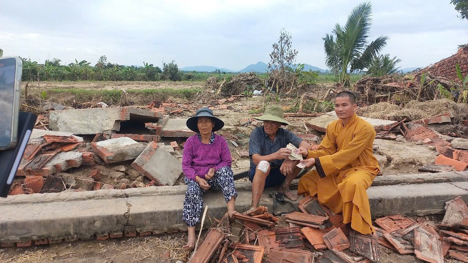 Đại đức Thích Thánh Trí hỗ trợ những gia đình bị ảnh hưởng nặng do bão lũ ở tỉnh Đắk Lắk