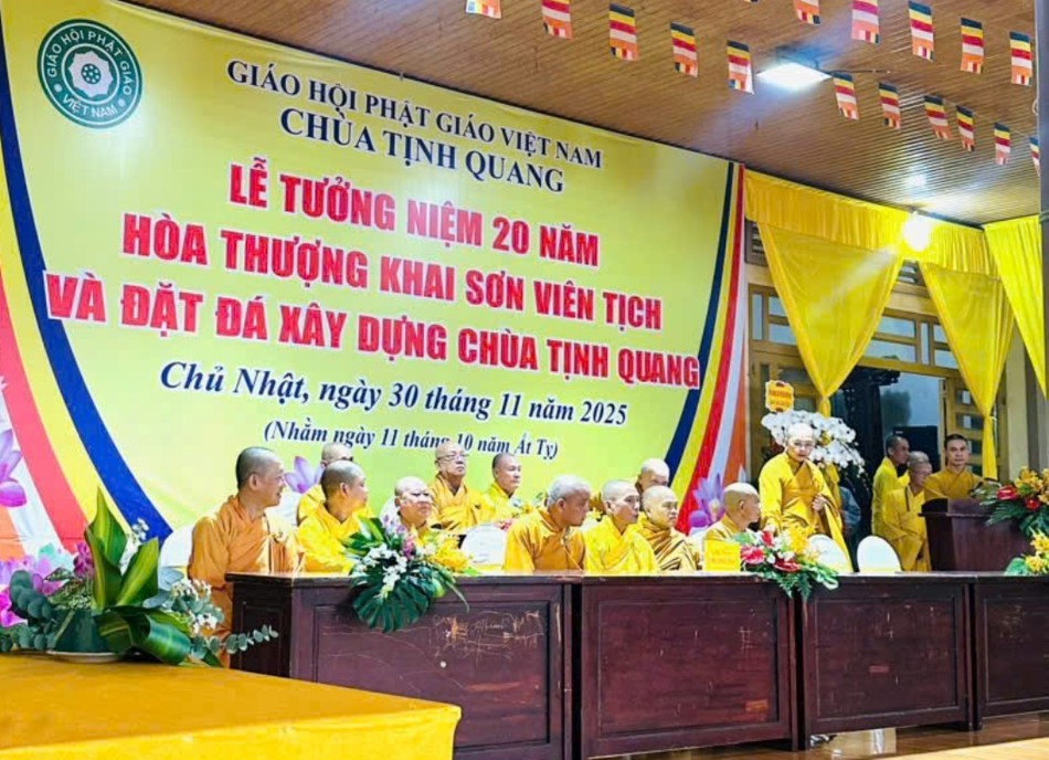 Chư tôn đức chứng minh và tham dự - Ảnh: Quang Đãi Chư tôn đức chứng minh và tham dự - Ảnh: Quang Đãi