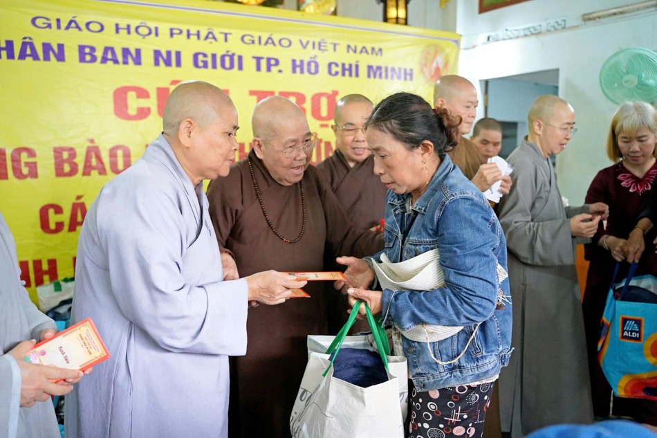 Chư Ni trong đoàn trao quà đến bà con bị ảnh hưởng nặng nề do bão lũ Chư Ni trong đoàn trao quà đến bà con bị ảnh hưởng nặng nề do bão lũ