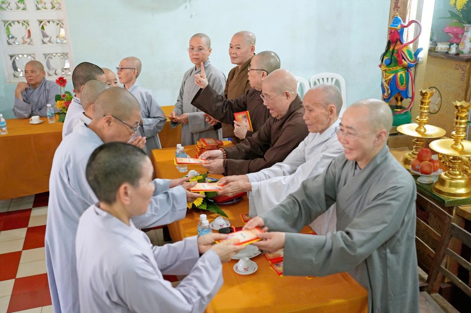 Cúng dường đến các vị trụ trì tại tỉnh Đắk Lắk bị ảnh nặng nề do bão lũ Cúng dường đến các vị trụ trì tại tỉnh Đắk Lắk bị ảnh nặng nề do bão lũ