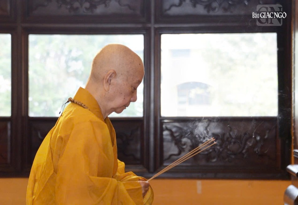 Đức Đệ tứ Pháp chủ GHPGVN niêm hương Tam bảo