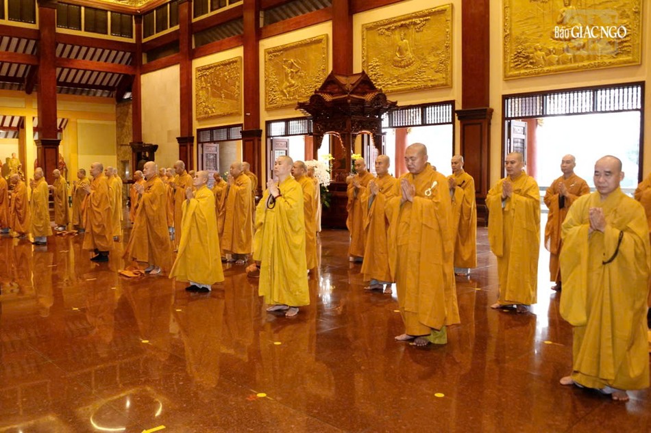 Bố-tát là nghi thức đặc thù của Tăng đoàn do Đức Phật chế định nhằm nuôi lớn các pháp lành