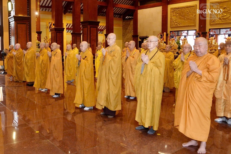 Chư tôn đức đảnh lễ Tam bảo