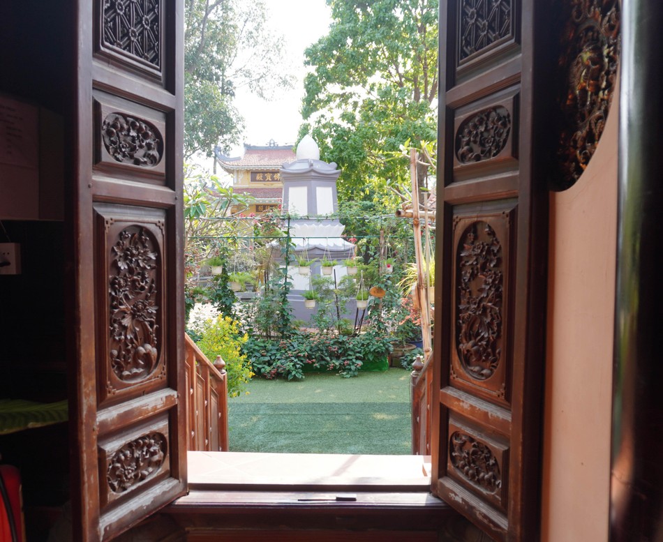 Tổ đường phía sau chánh điện vẫn giữ nguyên được nét cổ kính, là nơi thờ phượng chư vị tổ sư khai sơn và trùng tu chùa Sùng Đức.