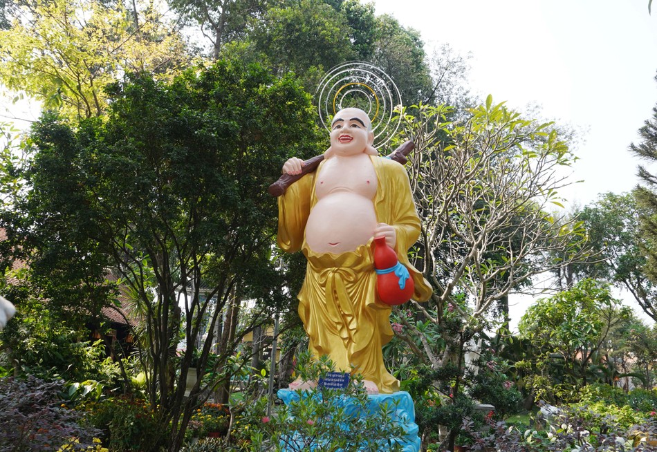 Không gian hài hòa, nhiều cây xanh trong vườn chùa giữa lòng thành phố