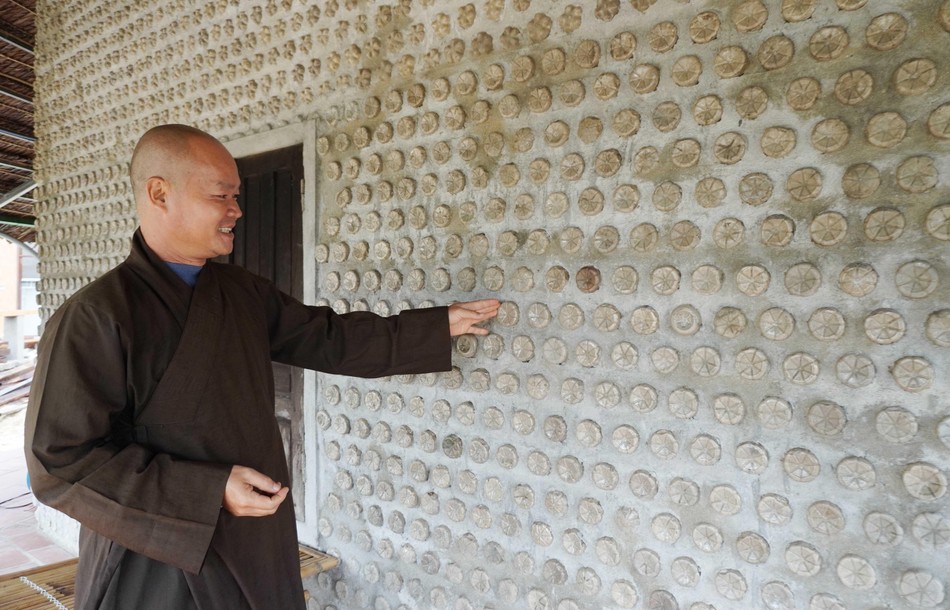 Chai nhựa sau khi được bà con gửi đến sẽ được rửa sạch, đổ đầy cát và tạo thành những viên gạch - Ảnh: Như Danh Chai nhựa sau khi được bà con gửi đến sẽ được rửa sạch, đổ đầy cát và tạo thành những viên gạch - Ảnh: Như Danh