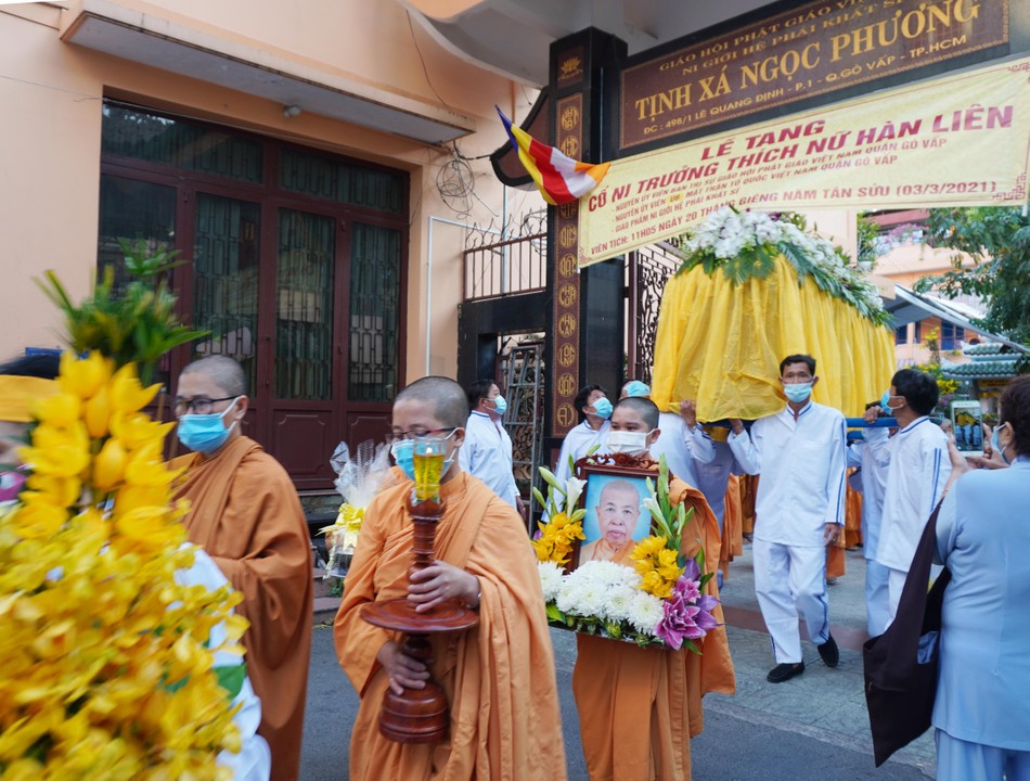 Trong tiếng niệm Phật, kim quan Ni trưởng từ từ rời tịnh xá Ngọc Phương, đến nơi làm lễ trà-tỳ tại Đại hỏa táng Phúc An Viên, TP.Thủ Đức, TP.HCM