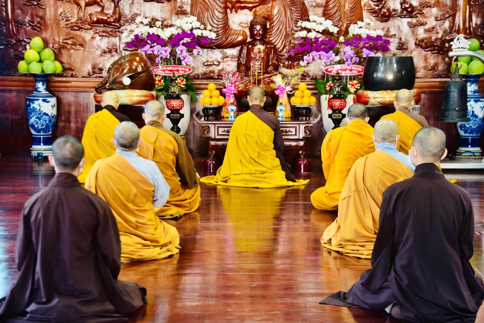 Đại chúng cùng tĩnh tọa niệm an lành đến hương linh Đại chúng cùng tĩnh tọa niệm an lành đến hương linh