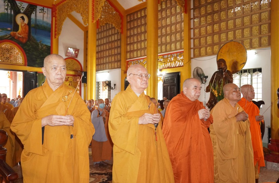 Chư tôn đức niêm hương bạch Phật Chư tôn đức niêm hương bạch Phật