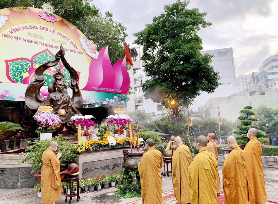 Chư tôn đức dâng hương tưởng niệm tại Công viên Tượng đài Bồ-tát Thích Quảng Đức - Ảnh: TN Chư tôn đức dâng hương tưởng niệm tại Công viên Tượng đài Bồ-tát Thích Quảng Đức - Ảnh: TN