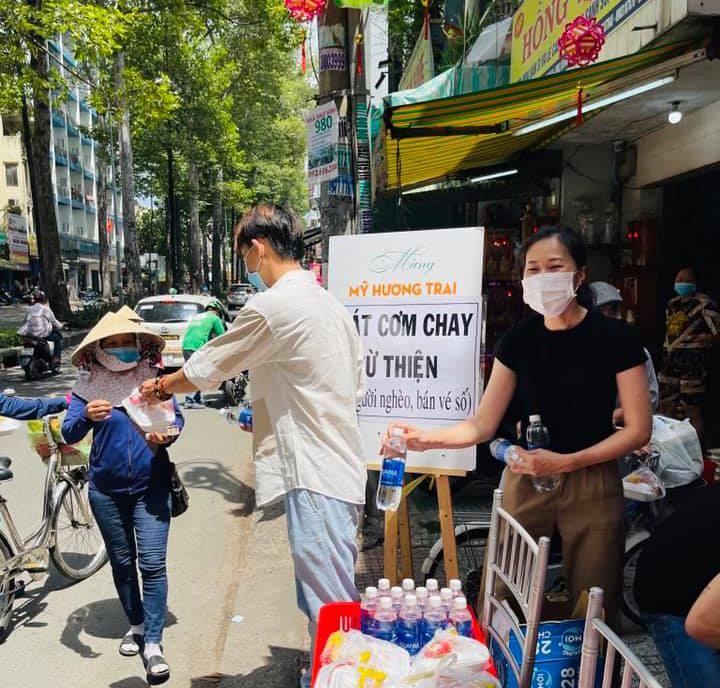 Tặng những phần cơm chay đến người bán vé số - Ảnh: Thế Mỹ Tặng những phần cơm chay đến người bán vé số - Ảnh: Thế Mỹ