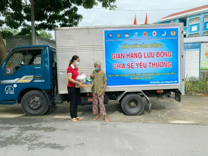 Trao đến bà con khó khăn trên địa bàn - Ảnh:HĐ Trao đến bà con khó khăn trên địa bàn - Ảnh:HĐ