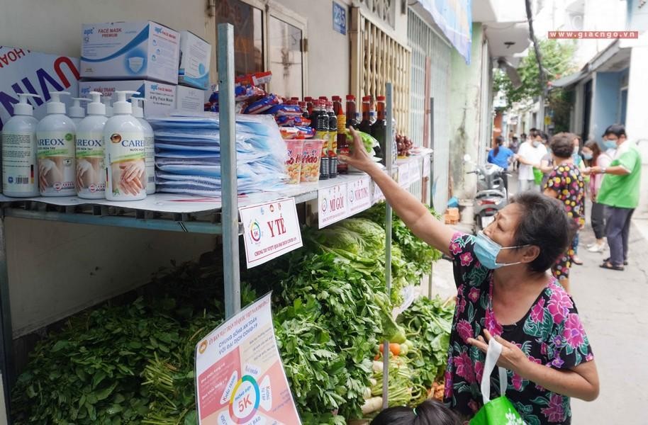 Bà con ở khu cách ly đi chợ