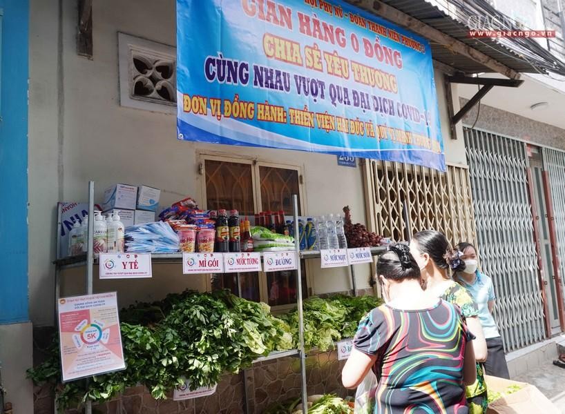 Những phần quà nghĩa tình của người Sài Gòn tại khu cách ly tạm hẻm 190 đường Tạ Quang Bửu