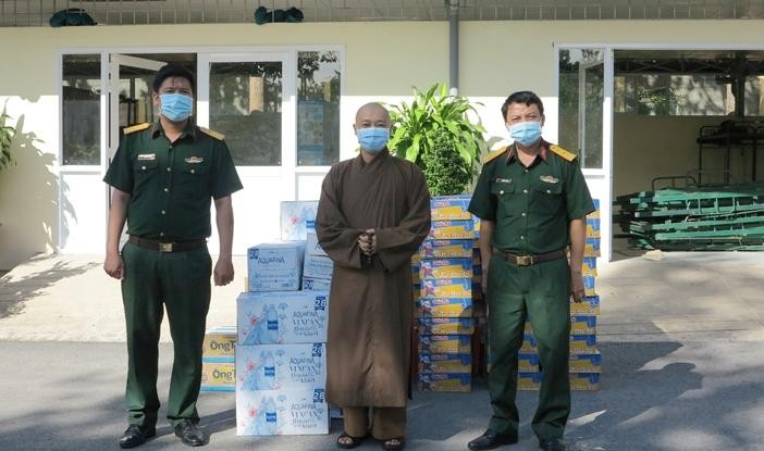 Chùa Hạnh Đức tặng quà đến khu cách ly Trường Quân sự thuộc Bộ Tư lệnh TP.HCM tại Củ Chi
