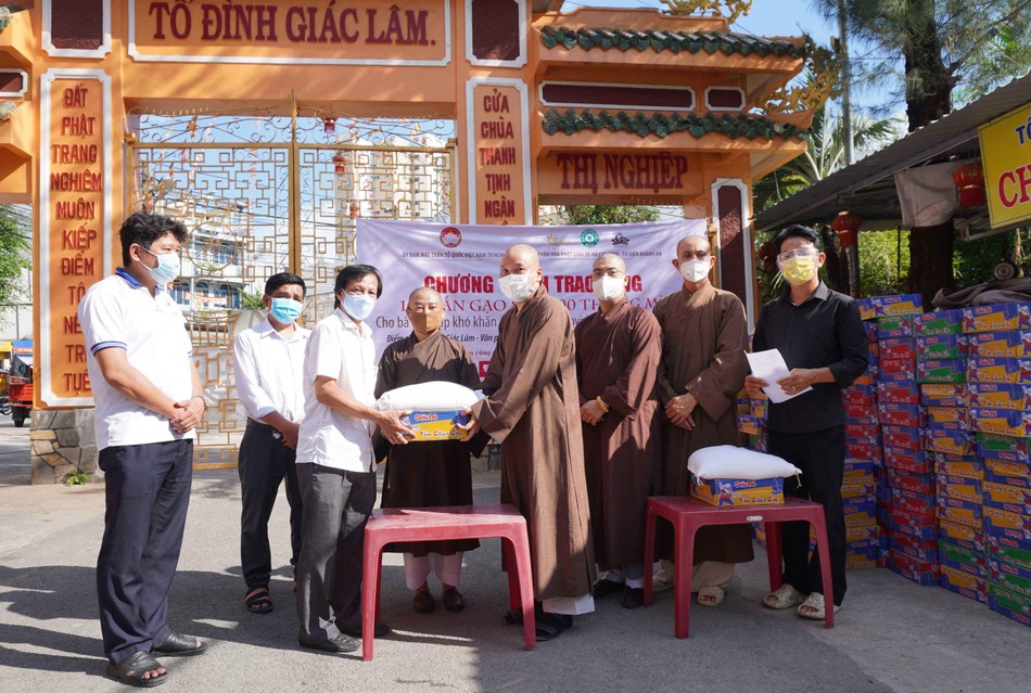 Ban Văn hóa Phật giáo TP.HCM trao quà tại chùa GIác Lâm, quận Tân Bình Ban Văn hóa Phật giáo TP.HCM trao quà tại chùa GIác Lâm, quận Tân Bình