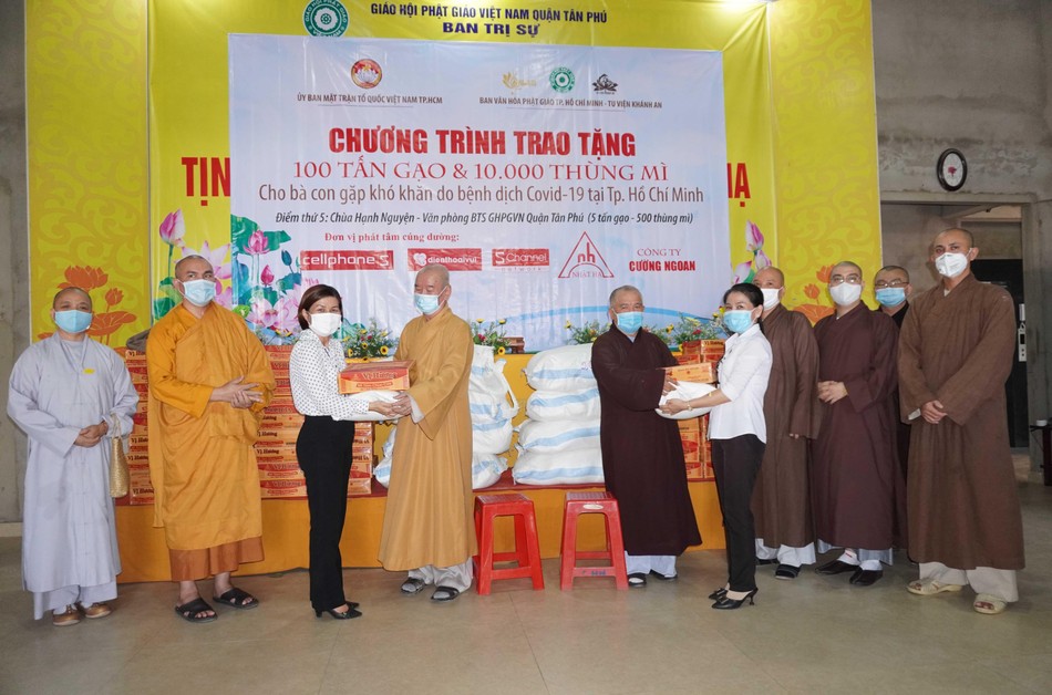 Hòa thượng Thích Thiện Xuân, Hòa thượng Thích Thiện Hòa gửi những phần quà đến đại diện chính quyền Hòa thượng Thích Thiện Xuân, Hòa thượng Thích Thiện Hòa gửi những phần quà đến đại diện chính quyền