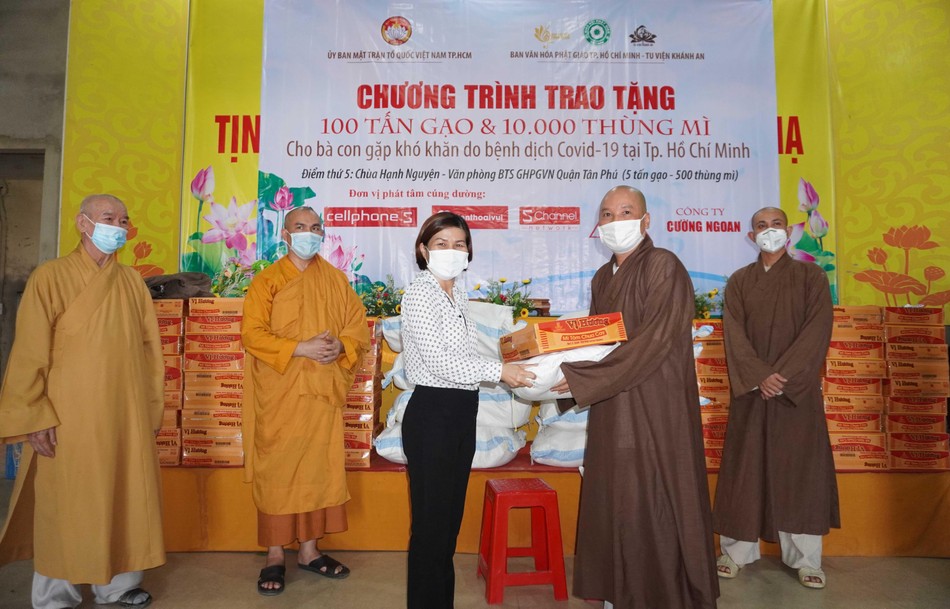 Đại đức Thích Tâm Hoa, Phó ban Văn hóa GHPGVN TP.HCM đại diện chư tôn đức trao phần quà đến Mặt trận quận Tân Phú Đại đức Thích Tâm Hoa, Phó ban Văn hóa GHPGVN TP.HCM đại diện chư tôn đức trao phần quà đến Mặt trận quận Tân Phú