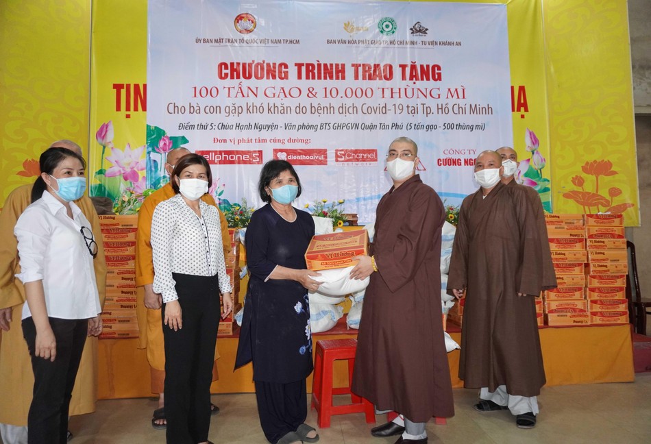 Đại diện Phật tử đón nhận phần quà tại chùa Hạnh Nguyện Đại diện Phật tử đón nhận phần quà tại chùa Hạnh Nguyện