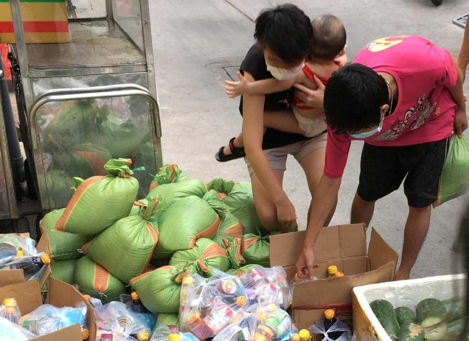 Tặng các nhu yếu phẩm tại Trần Văn Đang, quận 3 - Ảnh: BĐ Tặng các nhu yếu phẩm tại Trần Văn Đang, quận 3 - Ảnh: BĐ