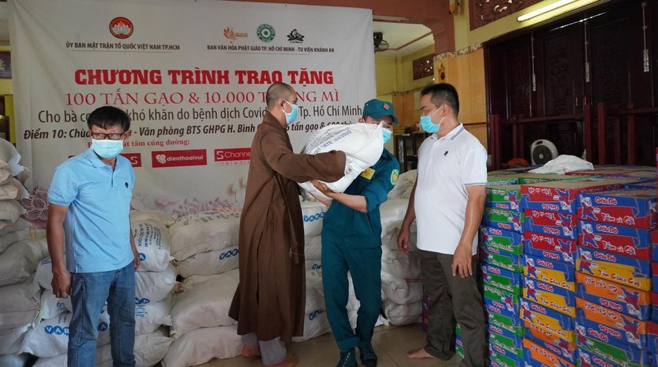 Những phần quà sẽ được phân về 16 xã và thị trấn trên địa bàn huyện Bình Chánh