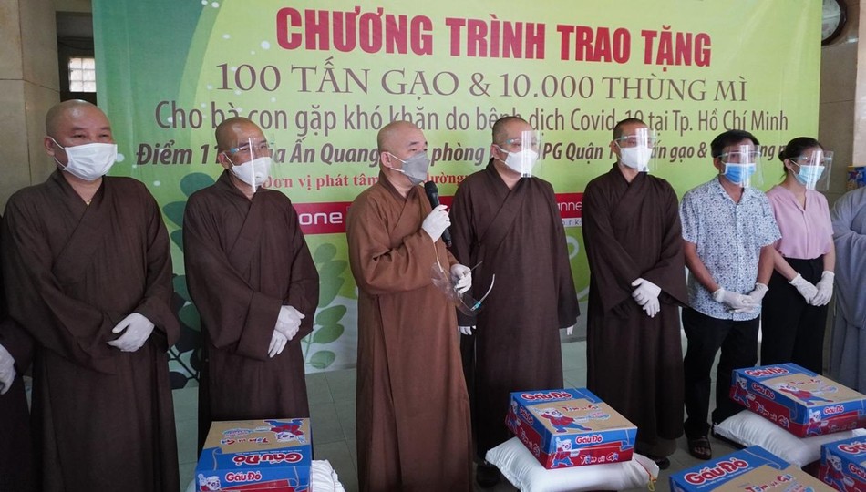 Thượng tọa Thích Nhật Thiện, Trưởng ban Trị sự GHPGVN quận 10 phát biểu cảm ơn