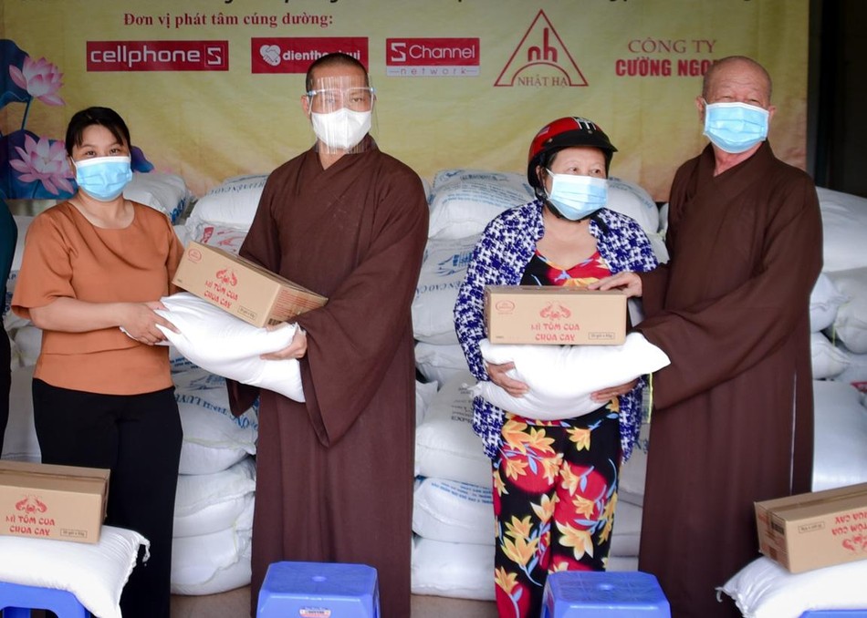 Cô Nguyễn Thị Hoa (đội nón bảo hiểm) nhận quà từ chư tôn đức tại chùa Châu Hưng Cô Nguyễn Thị Hoa (đội nón bảo hiểm) nhận quà từ chư tôn đức tại chùa Châu Hưng