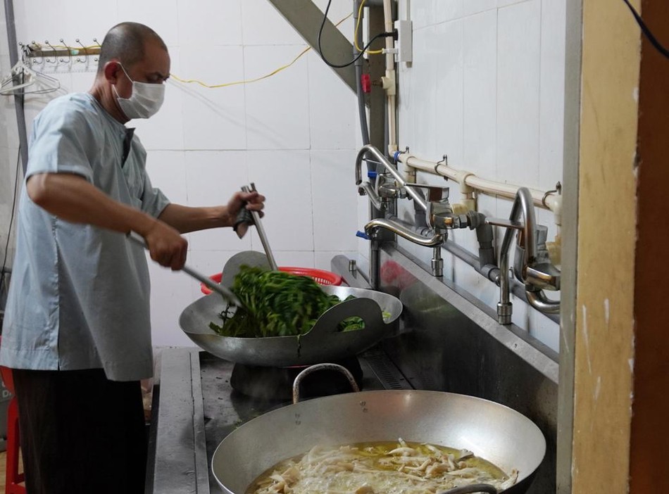 Đại đức Thích Trí Lực, trụ trì chùa Giác Tánh trực tiếp nấu các suất cơm chay mỗi ngày