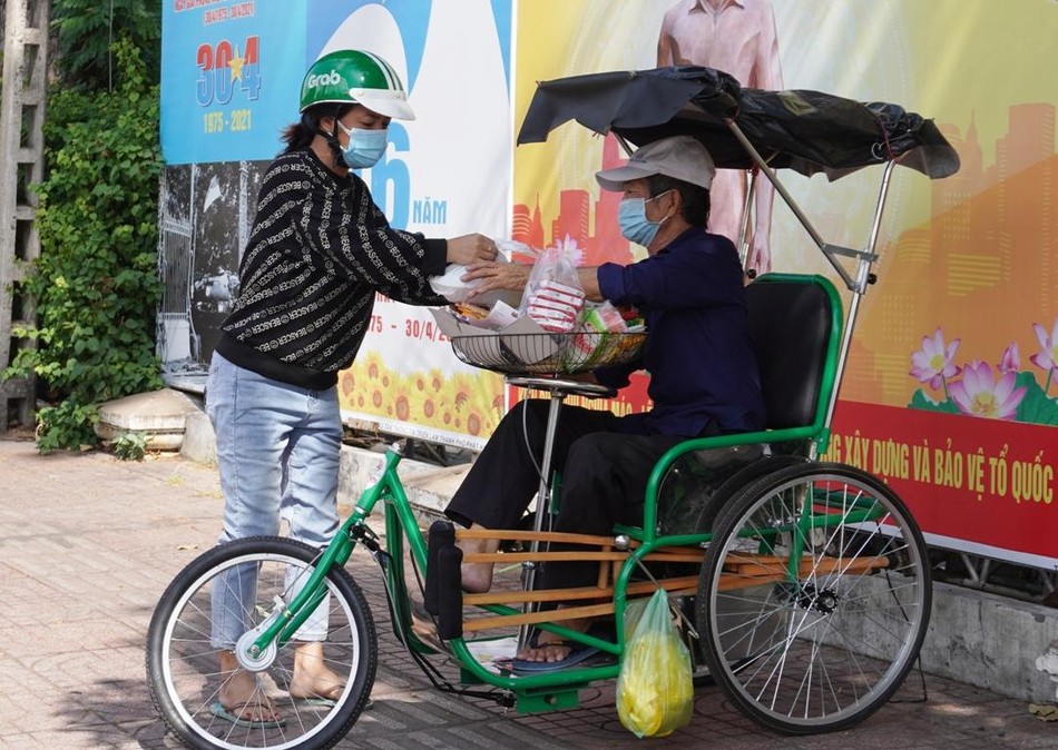 Chị Tuyền tặng suất cơm chay đến chú bán vé số