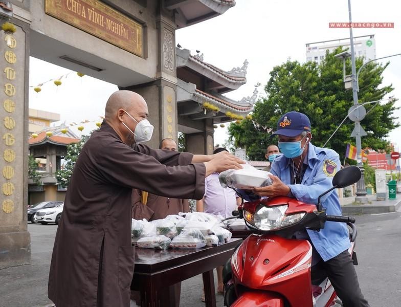 Thượng tọa Thích Thanh Phong tặng cơm đến người khó khăn do dịch Covid-19