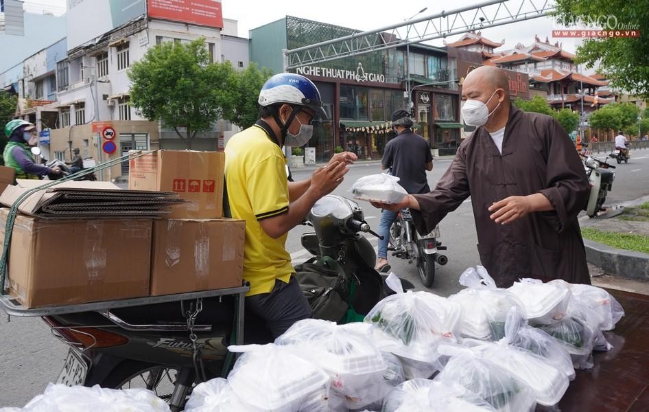 Buổi trưa tặng từ lúc 10 giờ 30 mỗi ngày