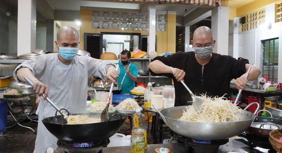Từ sáng sớm, chư tôn đức đã chuẩn bị các suất chay Từ sáng sớm, chư tôn đức đã chuẩn bị các suất chay