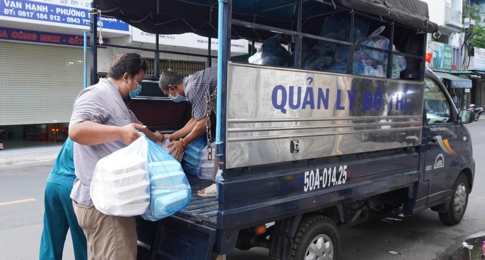 Đại diện Mặt trận phường sẽ tặng các suất quà và bún chay đến bà con khu cách ly Đại diện Mặt trận phường sẽ tặng các suất quà và bún chay đến bà con khu cách ly
