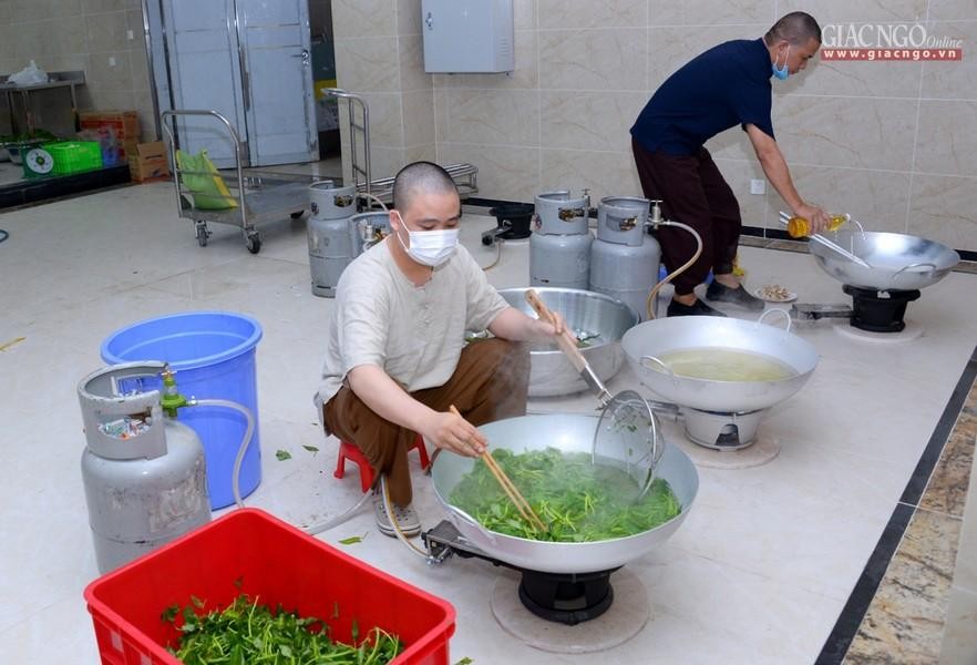 Từ 6 giờ sáng, bếp chùa đảm trách các món chay đã lên lửa Từ 6 giờ sáng, bếp chùa đảm trách các món chay đã lên lửa