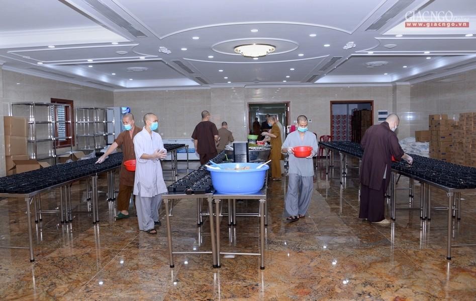 Và phân phối các phần cơm Và phân phối các phần cơm