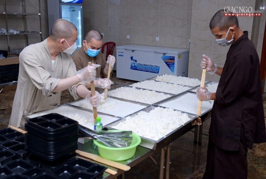 Chư Tăng chùa Vĩnh Nghiêm chuẩn bị cơm Chư Tăng chùa Vĩnh Nghiêm chuẩn bị cơm